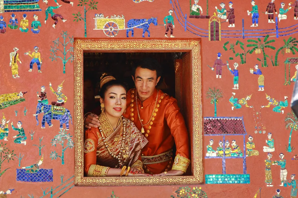 Trajes de boda tradicionales laosianos en Wat Xieng Thong, Luang Prabang